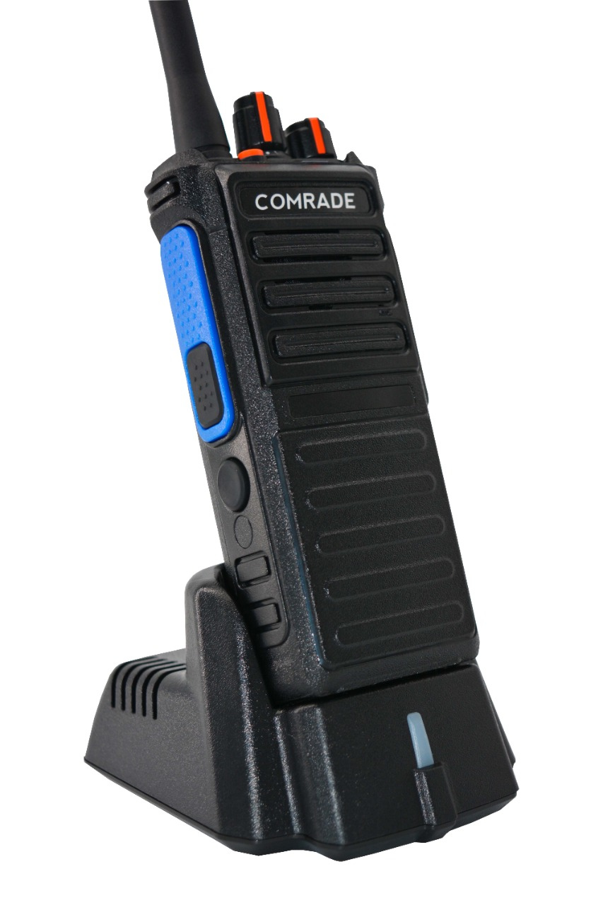Рация Comrade R11 VHF, устройство в руке