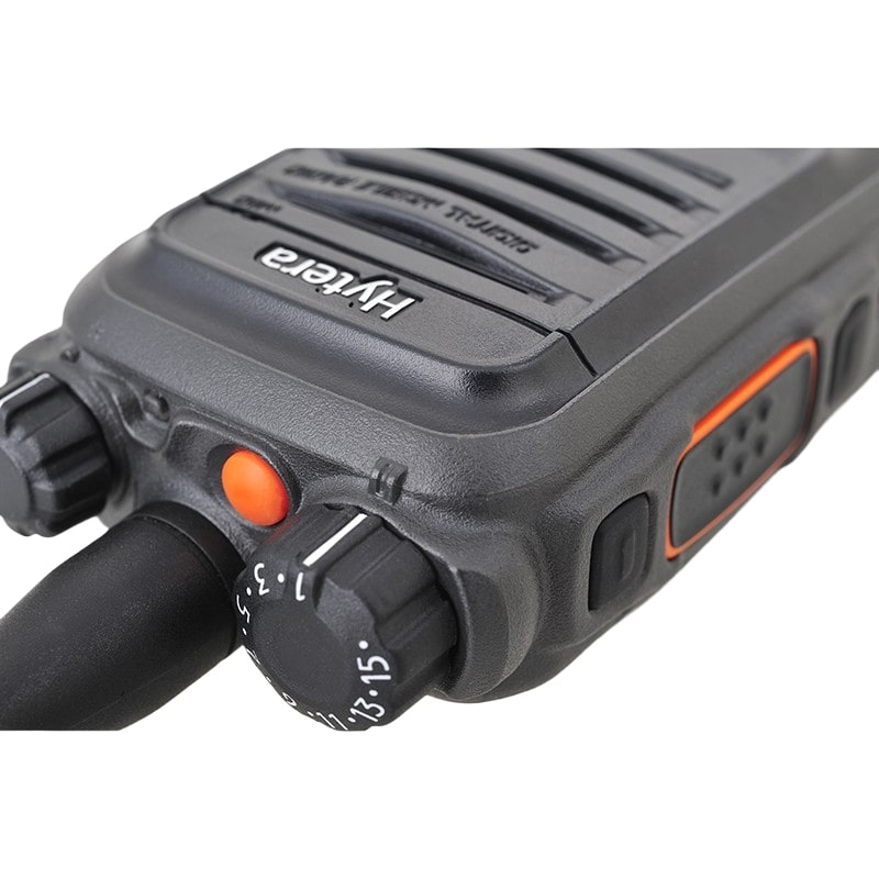 Hytera PD 705 UHF, рация в руках