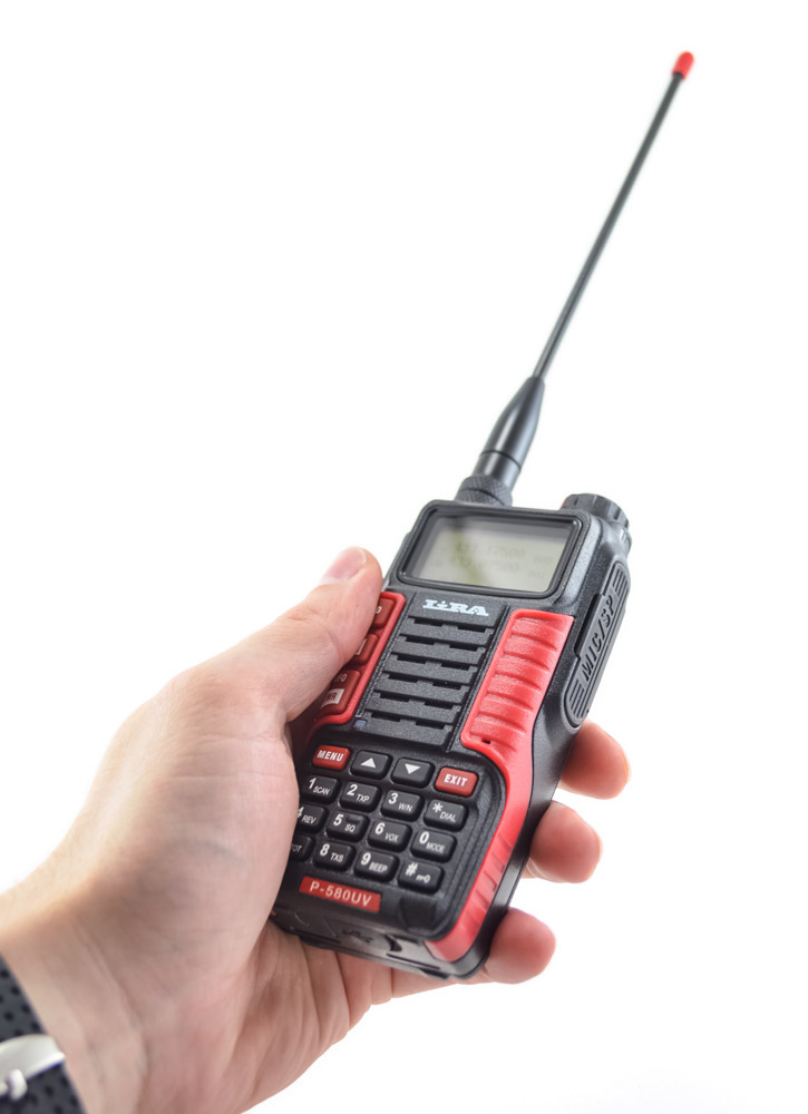 Lira P-580UV, рация в руке