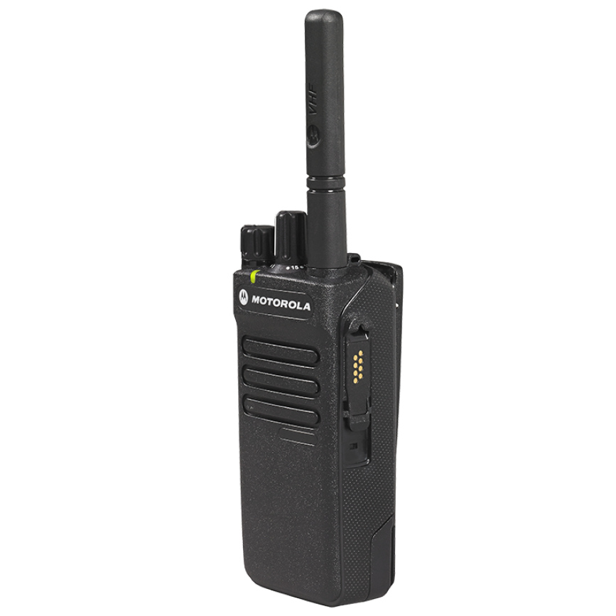 Motorola DP2400E UHF рация в руке