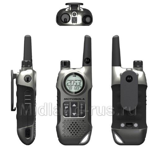 Motorola TLKR T8, рация в руке