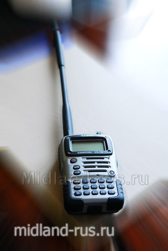 Yaesu VX-7R, рация на белом фоне